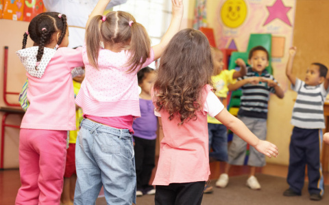 Photo of children in kindergarten classroom